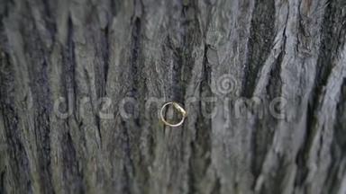 结婚戒指在木头上。 木头背景上的结婚戒指。 木制旧背景上的结婚戒指。 旧结婚戒指